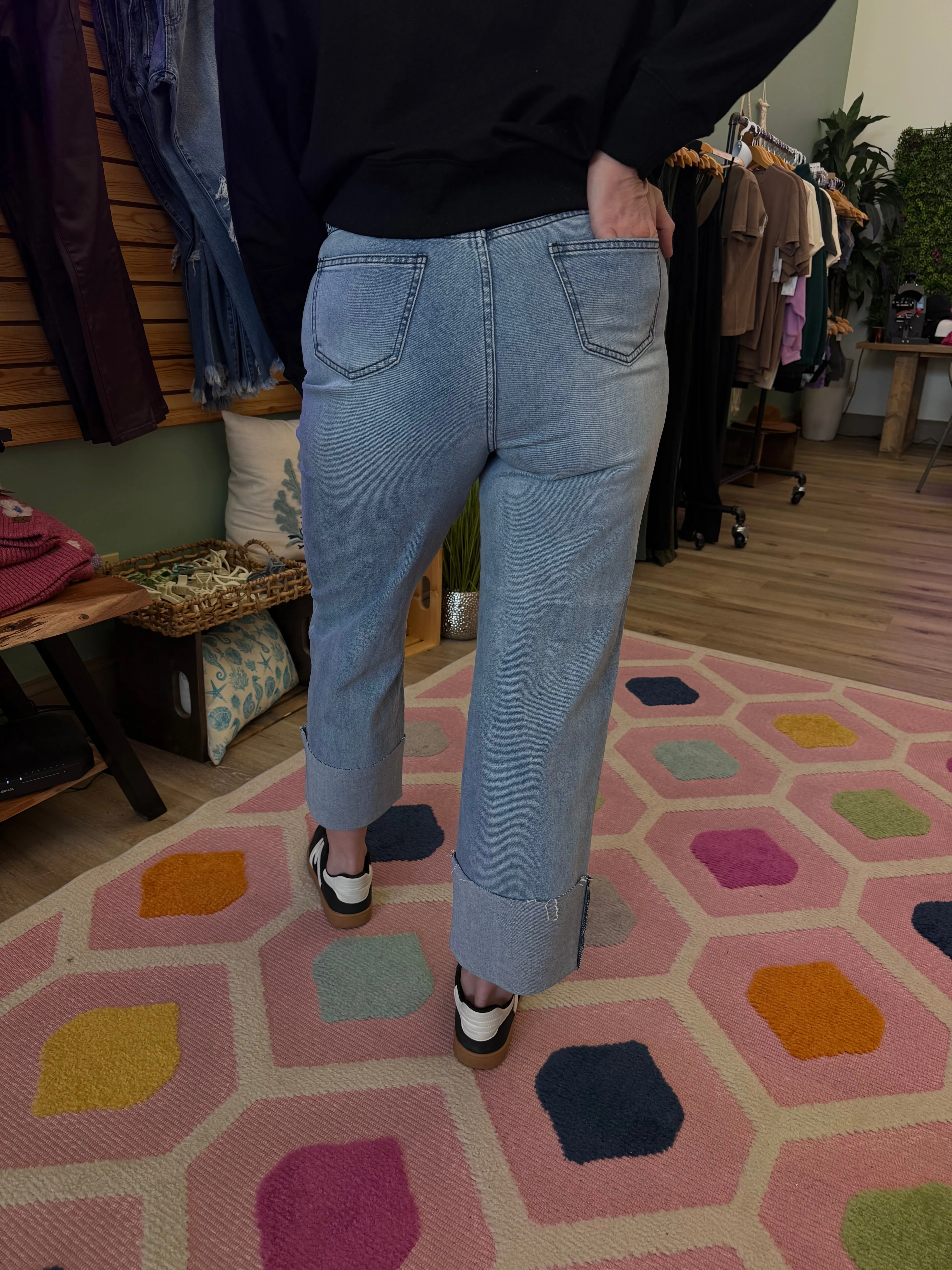 Straight Leg Boyfriend Fit Cuffed Jeans – Light Denim